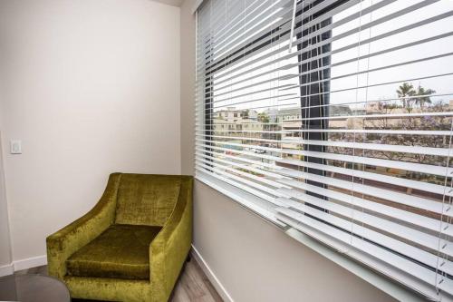 Comfy Studio with Cali King Size Mattress in San Diego (CA)