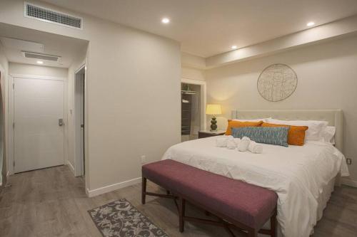1-Bedroom with Cali King Size Bed in San Diego - image 6