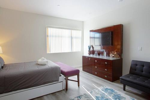 Luxurious Furnished Studio w Full Kitchen in SD in San Diego, USA