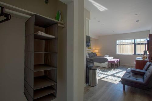 Luxurious Furnished Studio w Full Kitchen in SD detail