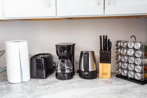 Luxurious Furnished Studio w Full Kitchen in SD - image 11