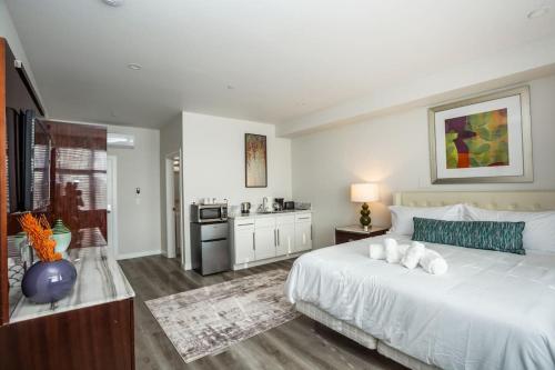 1 king bed, 1 sofa bed
