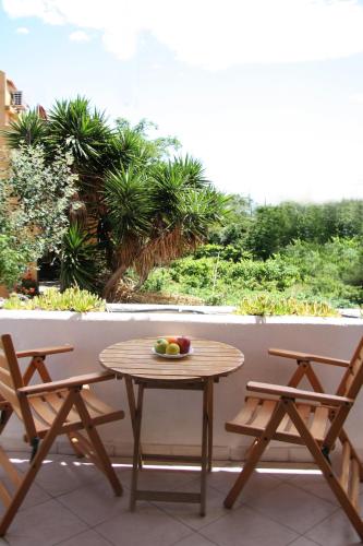 balkon/terras, Evon's Rooms near Ikaria Island National Airport