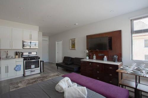 2 Bedroom, 2 Bathroom Detached Apt Max 7 Sleepers 4