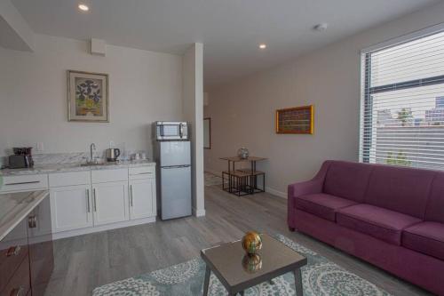 One Bedroom Apartment with San Diego Downtown View - image 4