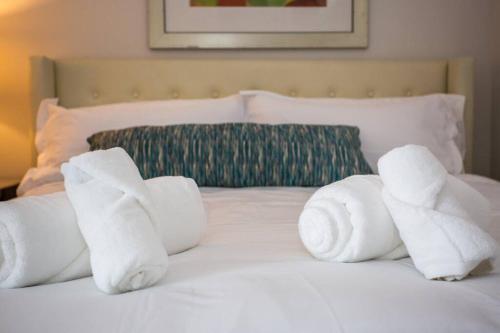 Cali King Size One Bedroom Luxurious Suite in DTSD thumb 3