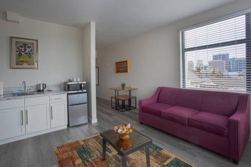 Cali King Size One Bedroom Luxurious Suite in DTSD detail