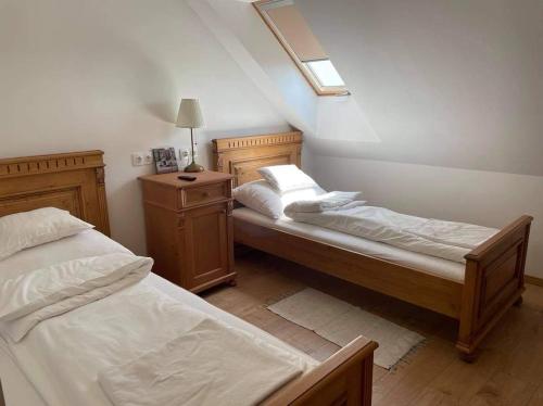 2 twin beds
