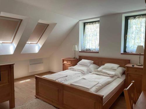 1 queen bed, 1 twin bed