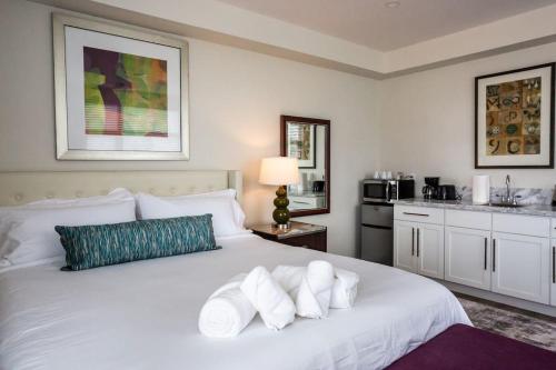 1 king bed, 1 sofa bed