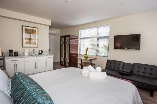 Next to San Diego Downtown - Cali King Size Studio - main image