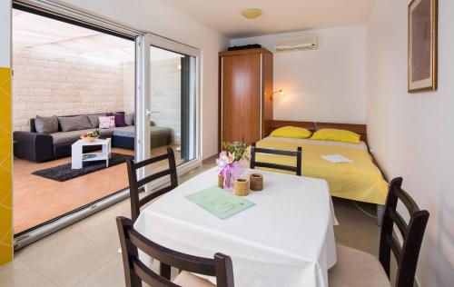 Maki Apartments - image 11