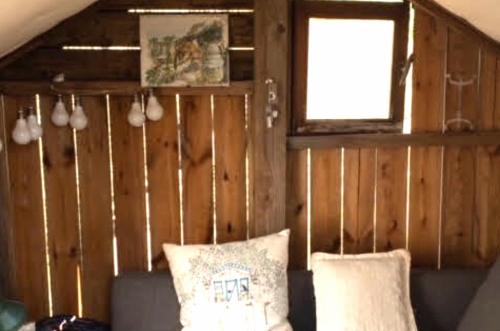 Inviting tiny treehouse east of Kalamata near bay gîte à louer Mikrá Mandínia