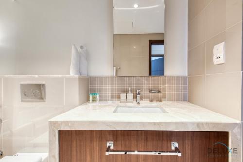Homely 1BR Apartment at Boulevard Point Downtown Dubai by Deluxe Holiday Homes
