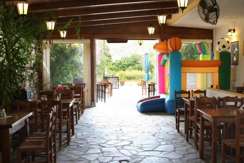 Restaurant, Evon's Rooms near Ikaria Island National Airport