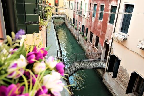 Charming canal view San Marco apartment, Benátky