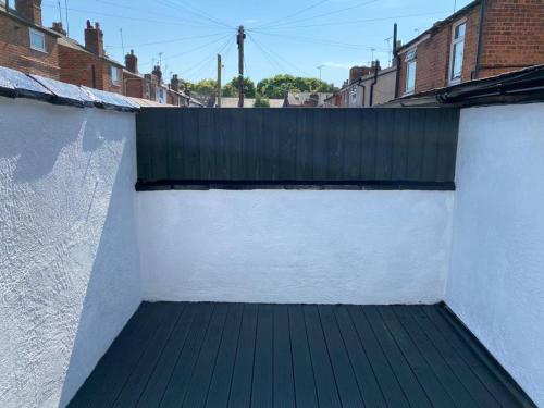 Honeysuckle House Chester by Greenstay Serviced Accommodation - Stunning 3 Bedroom House which sleeps 6 City Centre Location with Netflix & Wi-Fi - image 6