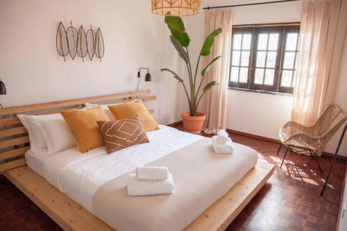 Kodu Lodge - spacious 2 storey coastal home with balcony, sea view, garden & BBQ