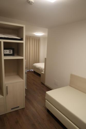 2 twin beds