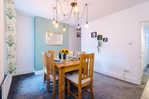 Spacious 2-Bed City-Centre Cottage in Chester by 53 Degrees Property - Ideal for Groups & Couples - Sleeps 6 5