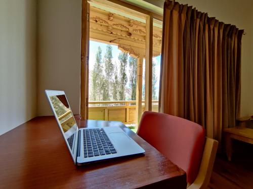 Double Room with Balcony image 7