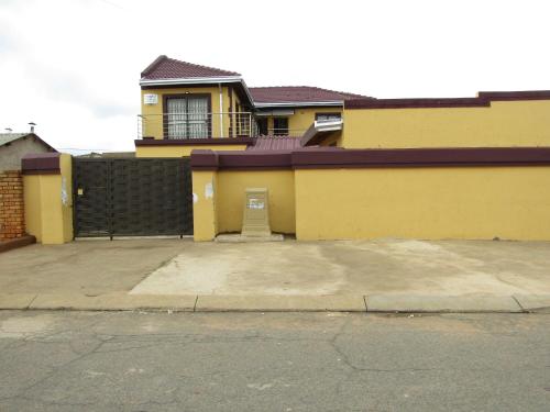 Phomolong Guest House Soweto