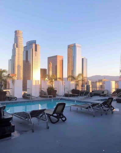 Huge Downtown LA Loft with Rooftop Pool & Jacuzzi