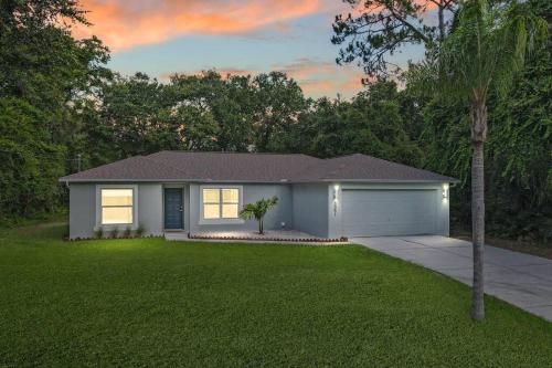 Hot Tub, Breakfast, Game Room, & Close to Beaches in North Port (FL)