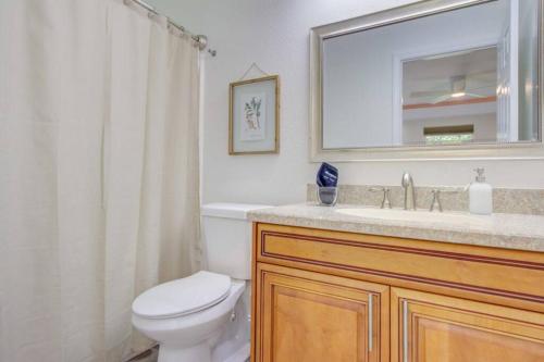 Bathroom, Hot Tub, Breakfast, Game Room, & Close to Beaches in North Port (FL)
