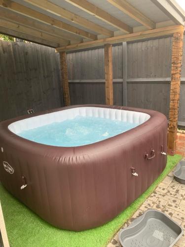 อ่างแช่น้ำร้อน, The Wootton House in อินเทก