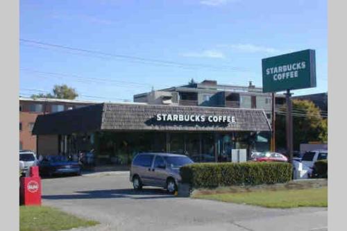 LARGE PRIVATE SUITE - DOWNTOWN, TRAIN, BUS, AIRPORT