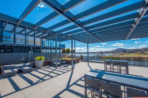 Luxe 2BR Executive Apartment Kingston Pool Parking WiFi BBQ Wine in كنجستون