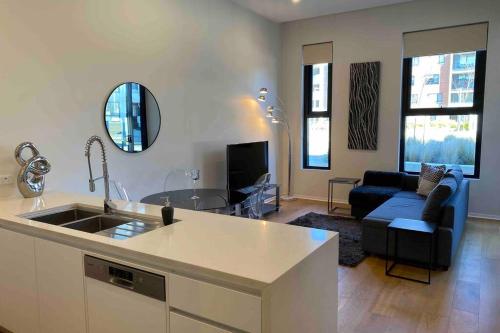 Luxe 2BR Executive Apartment Kingston Pool Parking WiFi BBQ Wine Canberra