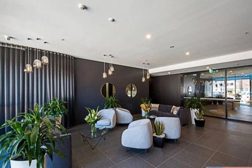Luxe 2BR Executive Apartment Kingston Pool Parking WiFi BBQ Wine in كنجستون