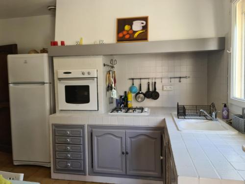 ห้องครัว, jolie villa avec piscine in มาริญาน