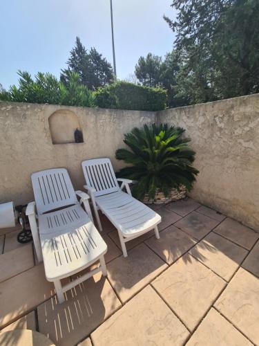 jolie villa avec piscine in มาริญาน