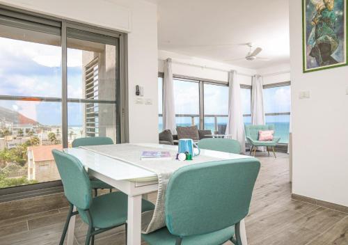 The Sea View apartment by the beach
