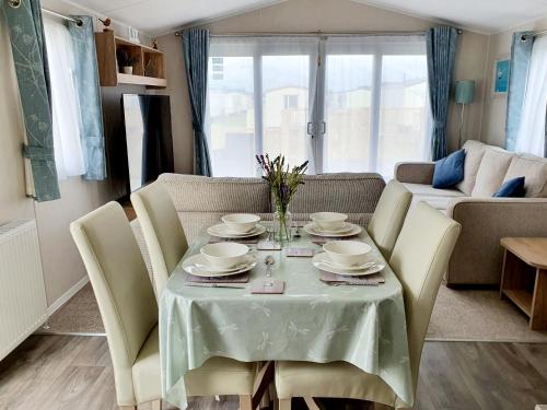 Premium accommodation with luxury HOT-TUB and decking area, near Fantasy Island, Ingoldmells (foto 10)