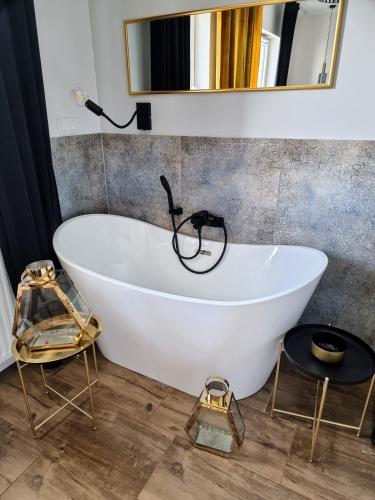 Love Room in Warsaw by Renters - image 7
