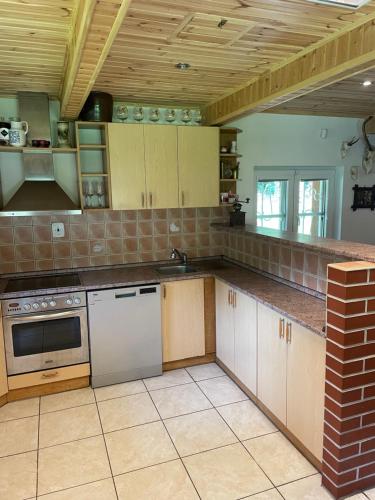 Konyha, Paprsek - Chalupa V Medvědí rokli - Bärengraben (Paprsek - Chalupa V Medvedi rokli - Barengraben) in Stare Mesto Pod Sneznikem