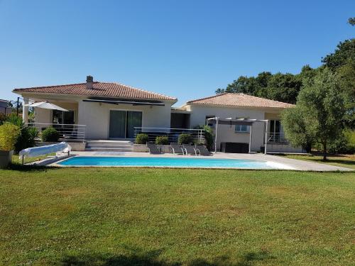 Villa Contemporaine Équipée d'une Piscine Proche de la Plage gîte à louer Camp du Cap Sud