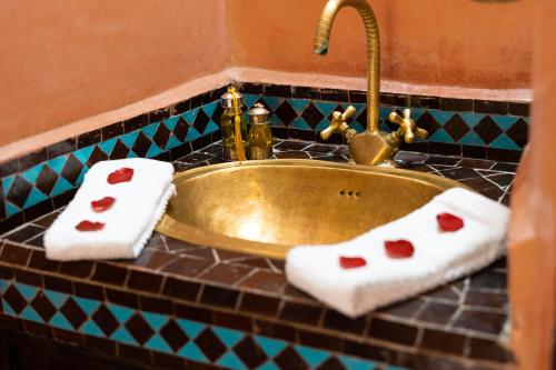 Riad Full Moon - Tap to explore photos