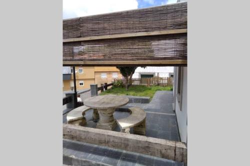 Agradable casa con jardín, barbacoa y cenador. Desayunar, comer y cenar al aire libre y con vistas es solo alguna de las experiencias de las que podrás disfrutar en esta pequeña casa en el mismo pueblo de Cee. gîte à louer Codesos