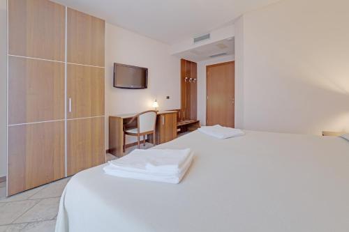 Hotel Grotto Bagat Room Type - Superior Double or Twin Room with Lake View