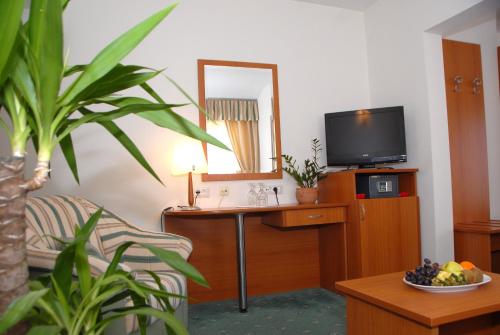 Family Room with Balcony and Sea View image 3