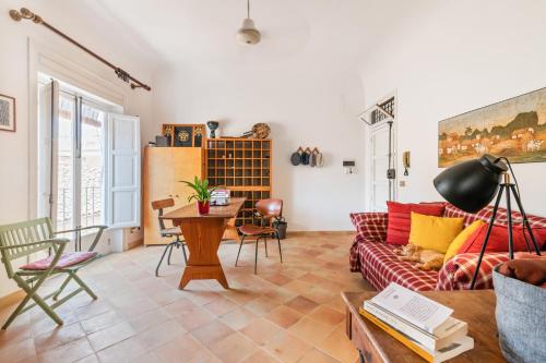 GuestHost - On the roofs of Trapani Roomy Flat