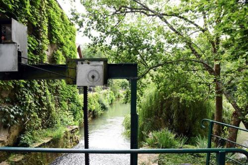 Moulin dans un parc d’élevage à Daims