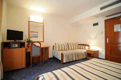Double Room with Balcony and Mountain View image 3