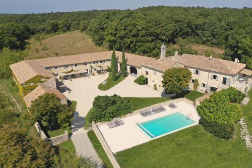 Domaine du prieuré Saint-Pierre gîte à louer Valaurie