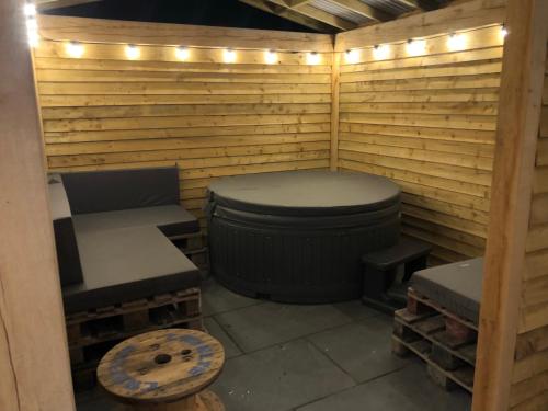 Karstais baseins, Luxury Barn & Hot Tub at Escape to the Stables in Llandyrnog